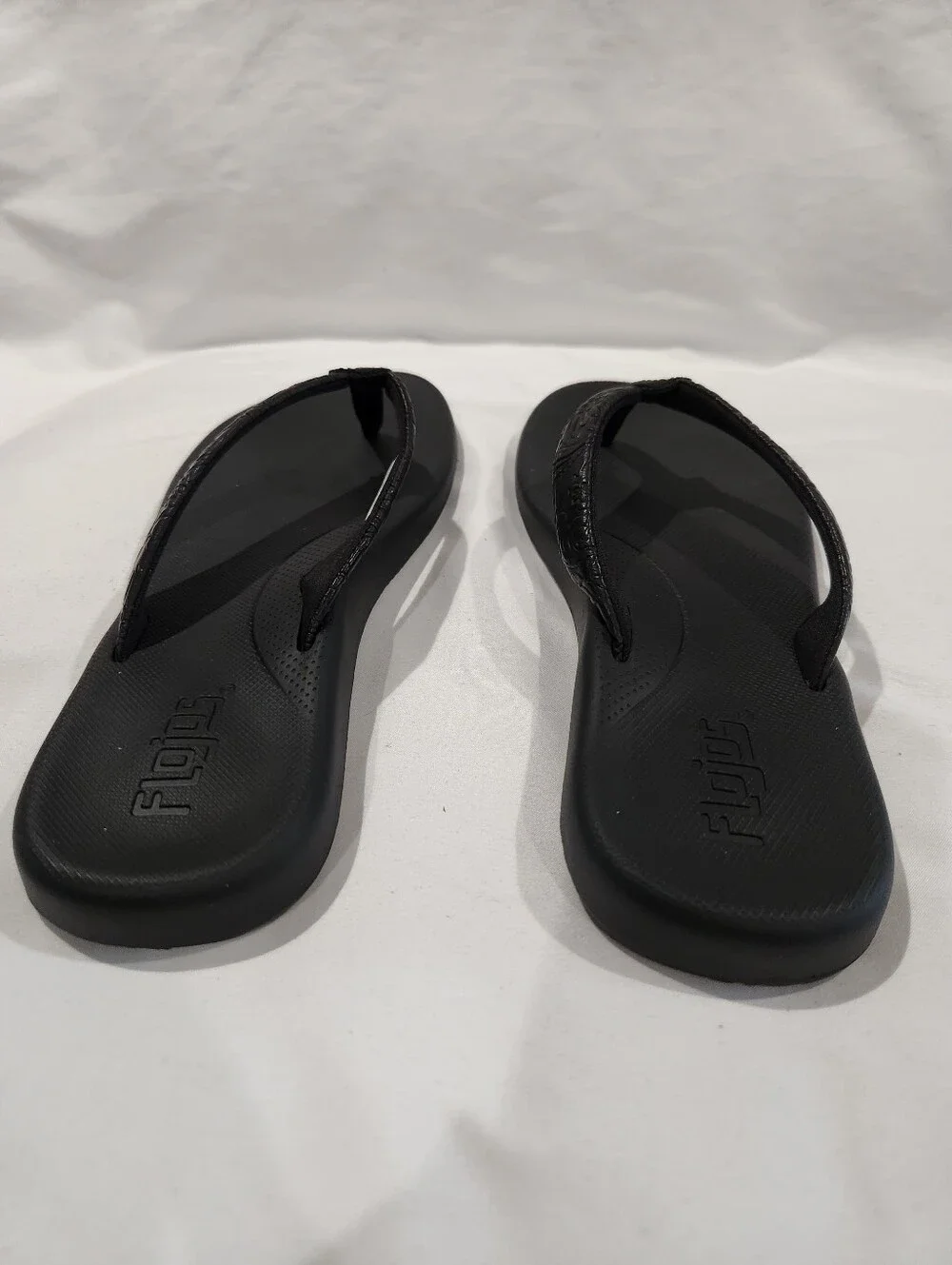 Flojos Black Floral Embossed Women's Flip Flop Sandals NWOT Size 8